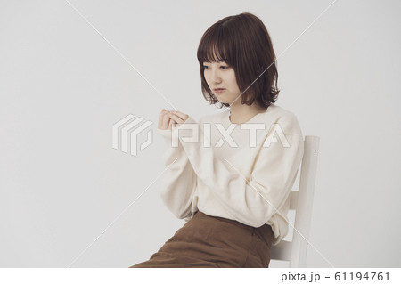 落ち込む女性 61194761