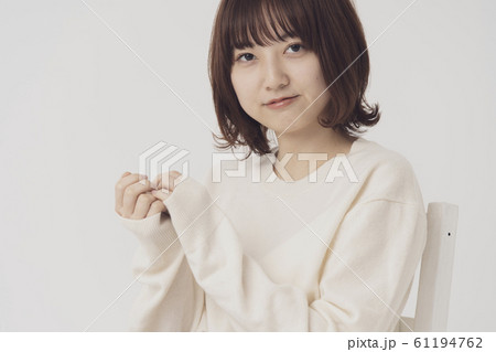 落ち込む女性 61194762