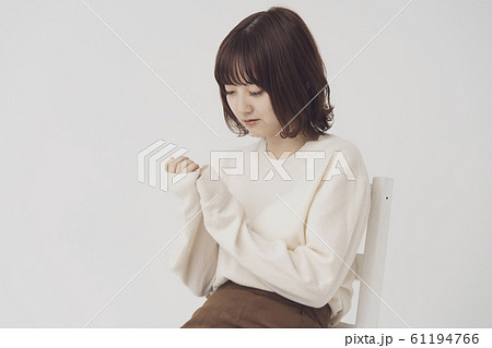 落ち込む女性 61194766
