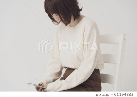 スマートフォンを使う女性 61194832