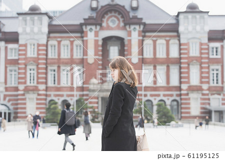日本 東京 東京駅 を観光する女性の写真素材 日本 東京 東京駅 を観光する女性の写真素材