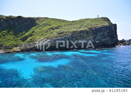 【沖縄・与那国島】久部良港側から望む西崎 【沖縄・与那国島】久部良港側から望む西崎 61195165