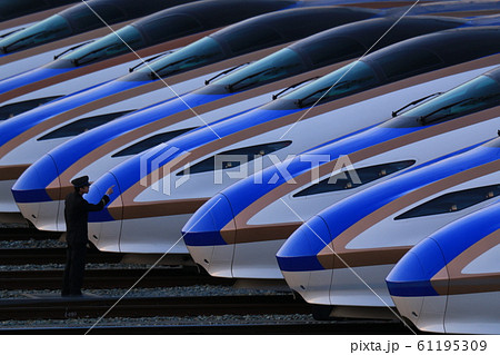 北陸新幹線 長野車両基地 朝一の点呼 北陸新幹線 長野車両基地 朝一の点呼 61195309