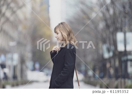 日本・東京のビジネス街を歩く 61195352