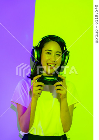 eスポーツ ゲーム 人物 女性 日本人 若い ライブ 笑顔 スマイル コントローラー イベント 体験 eスポーツ ゲーム 人物 女性 日本人 若い ライブ 笑顔 スマイル コントローラー イベント 体験 61195540