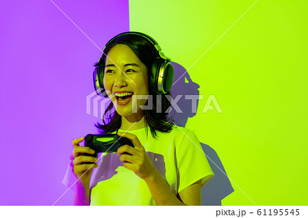 eスポーツ ゲーム 人物 女性 日本人 若い ライブ 笑顔 スマイル コントローラー イベント 体験 eスポーツ ゲーム 人物 女性 日本人 若い ライブ 笑顔 スマイル コントローラー イベント 体験 61195545