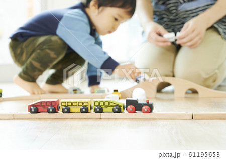 保育園　子供　遊ぶ 61195653