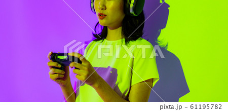eスポーツ ゲーム 人物 女性 日本人 コントローラー イベント ライブ フェス ライティング eスポーツ ゲーム 人物 女性 日本人 コントローラー イベント ライブ フェス ライティング 61195782