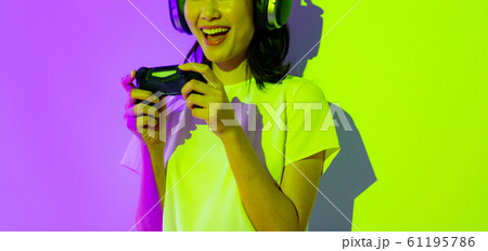 eスポーツ　ゲーム　人物　女性　日本人　コントローラー　イベント　ライブ　フェス　ライティング 61195786