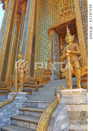Two gilded sculptures of warriors 61197439