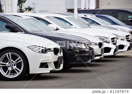 販売店に並ぶクルマ　輸入車　BMW 61197674