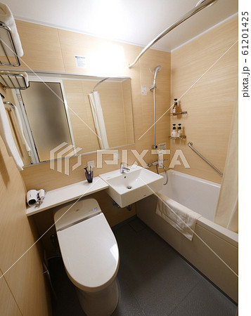 ビジネスホテルのトイレとバスルーム ビジネスホテルのトイレとバスルーム 61201425