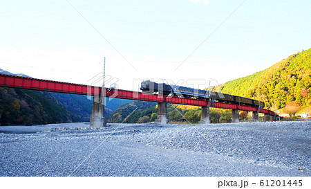 大井川鐵道と紅葉 大井川鐵道と紅葉 61201445