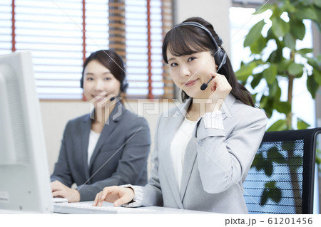 コールセンターで働く若い女性 オペレーターの2人 コールセンターで働く若い女性 オペレーターの2人 61201456