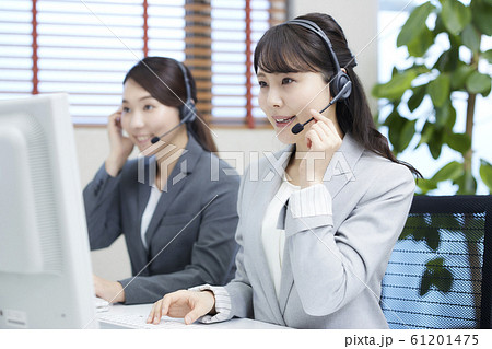コールセンターで働く若い女性 オペレーターの2人 コールセンターで働く若い女性 オペレーターの2人 61201475