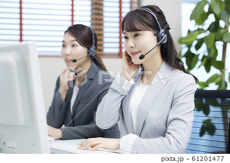 コールセンターで働く若い女性 オペレーターの2人 コールセンターで働く若い女性 オペレーターの2人 61201477