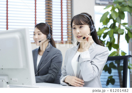 コールセンターで働く若い女性 オペレーターの2人 コールセンターで働く若い女性 オペレーターの2人 61201482