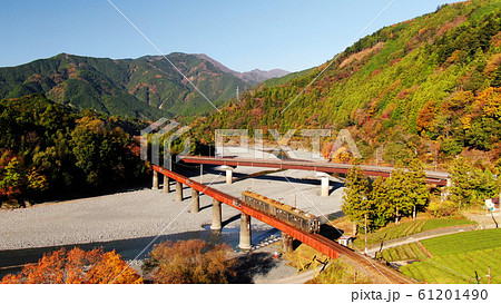 大井川鐵道と紅葉 61201490