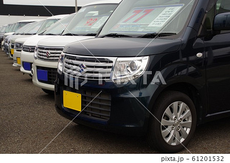 自動車イメージ 販売店に並ぶクルマ 軽自動車 自動車イメージ 販売店に並ぶクルマ 軽自動車 61201532