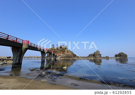 新潟　糸魚川　弁天岩と能生港灯台 61202655