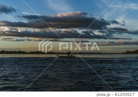 夕焼け 夕日 夕暮れ 61203027