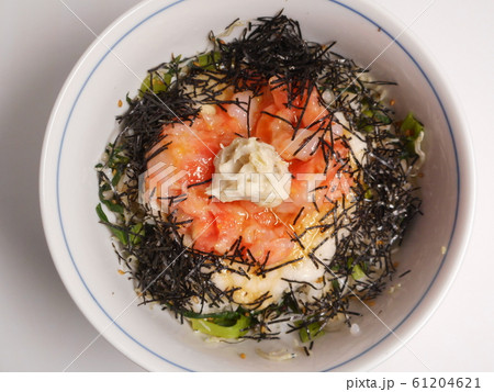 サーモンとイカの海鮮丼 61204621