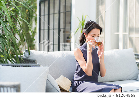 ひとり旅イメージ 女性 ひとり旅イメージ 女性 61204968