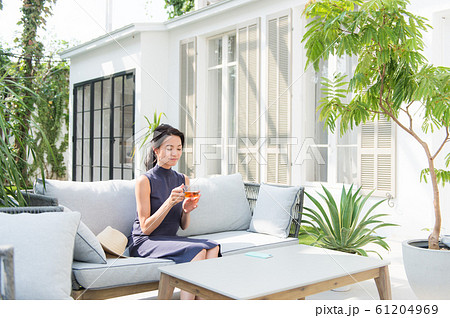 ひとり旅イメージ　女性 61204969