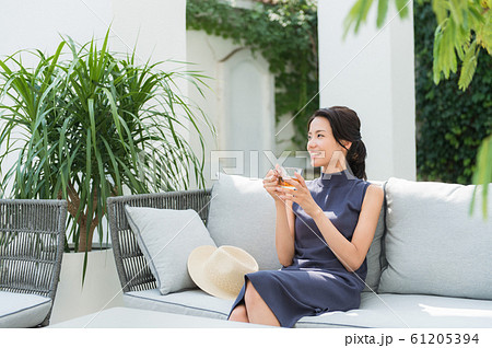女性のひとり旅イメージ　 61205394