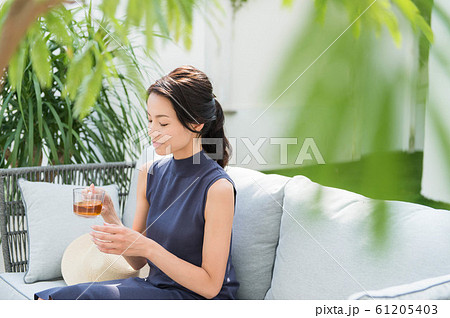 女性のひとり旅イメージ　 61205403
