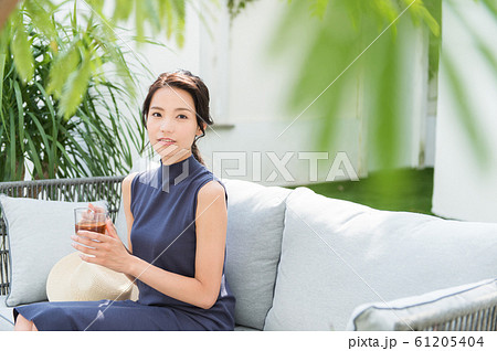 女性のひとり旅イメージ　 61205404