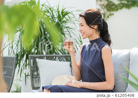女性のひとり旅イメージ　 61205406