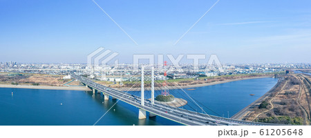 空撮　彩湖に架かる幸魂大橋　パノラマ写真 61205648