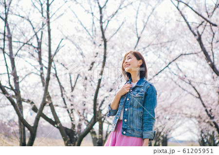 桜並木と女性 桜並木と女性 61205951