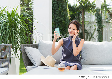 スマートフォンを操作する女性 61205991