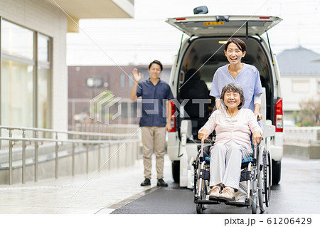 介護 送迎 介護車両 車椅子 医療イメージ 61206429