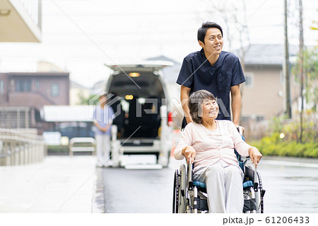 介護 送迎 介護車両 車椅子 医療イメージ 介護 送迎 介護車両 車椅子 医療イメージ 61206433