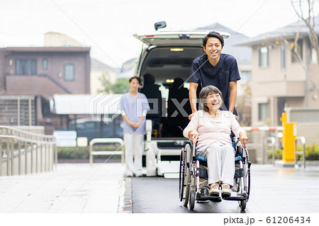 介護 送迎 介護車両 車椅子 医療イメージ 介護 送迎 介護車両 車椅子 医療イメージ 61206434