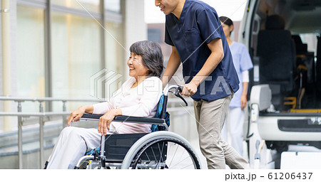 介護 送迎 介護車両 車椅子 医療イメージ 61206437