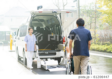 介護 送迎 介護車両 車椅子 医療イメージ 61206447