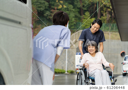介護 送迎 介護車両 車椅子 医療イメージ 61206448