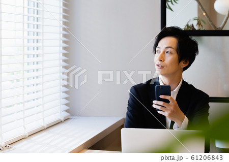 男性 ビジネス スマホ 男性 ビジネス スマホ 61206843