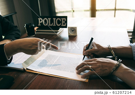 Police pointed to the document for the suspect to 61207214