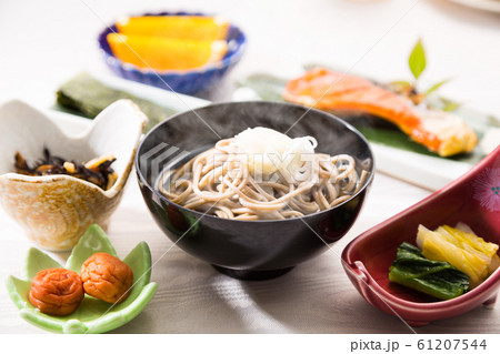 お蕎麦がある朝ご飯のスタジオで撮影した素材画像 61207544