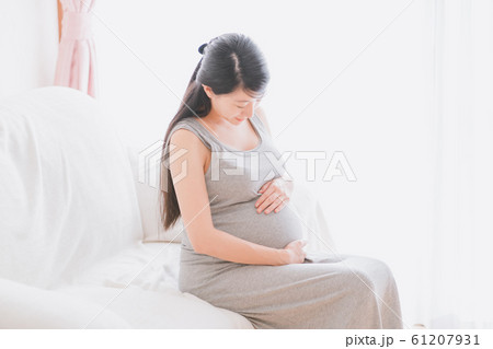 pregnant woman 61207931