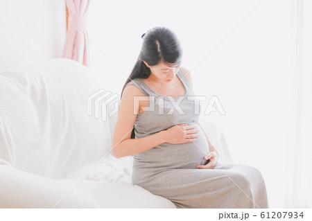 pregnant woman 61207934
