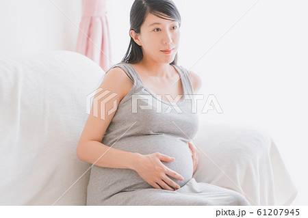 pregnant woman 61207945