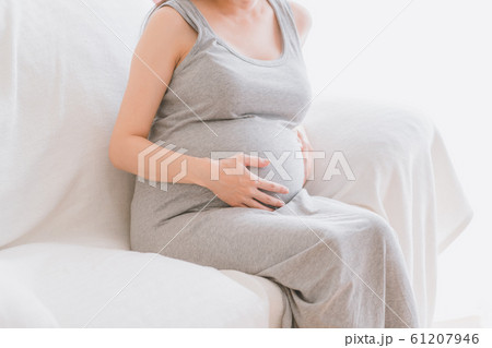 pregnant woman 61207946