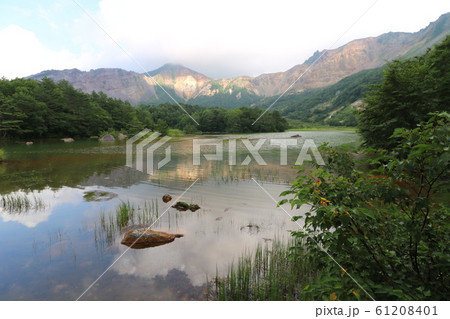 福島県の磐梯山の裏磐梯側の銅沼 61208401