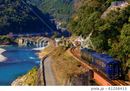 球磨川沿いを走る特急かわせみ やませみ3号 61208413